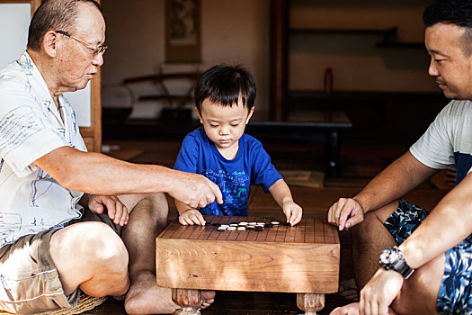两个,日本人,男人,小男孩,坐在地板上,门廊,传统,日式房屋,玩
