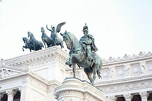 罗马威尼斯宫国王像与屋顶雕像