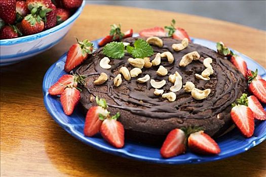 巧克力蛋糕,草莓,腰果