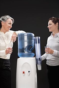 两个,职业女性,悄悄话,靠近,冷水机