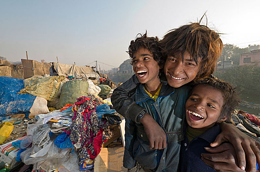 孩子,生活方式,玩,工作,垃圾堆,河,中间,城市,加德满都,地区,尼泊尔,亚洲
