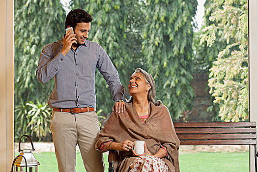 印度,男人,交谈,打电话,靠近,老人,母亲,休息,长椅