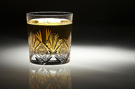 盛着威士忌的水晶玻璃酒杯