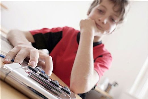 孩子,10岁,男孩,家庭作业,计算器