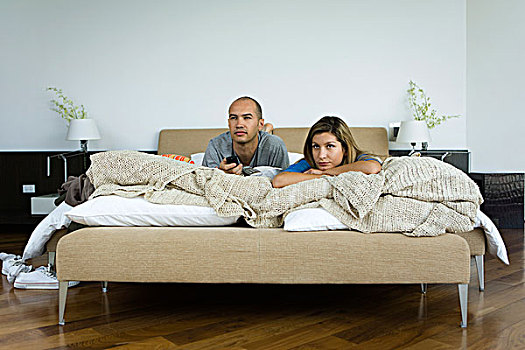 情侣,卧,床上,看电视