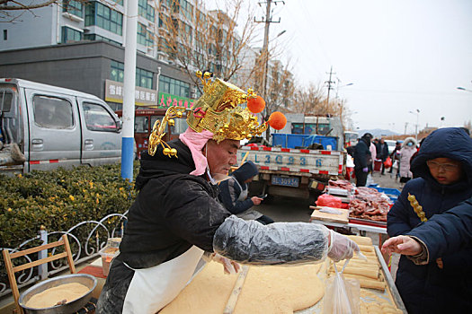 山东省日照市,赶年集买年货,人头攒动就像不要钱