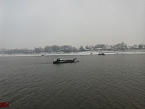 大通镇江边雪景