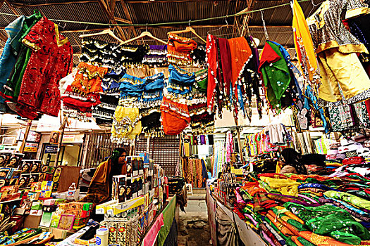 kuwait,city,local,colorful,market,with,traditional,cloths