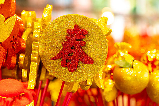 特寫中國春節多種造型的傳統春節飾品