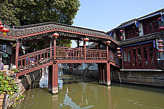 上海朱家角的古代木制廊桥