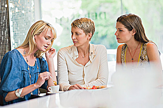 三个女人,坐,餐馆
