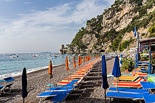 彩色,伞,躺椅,砾石滩,靠近,波西塔诺,阿马尔菲海岸,坎帕尼亚区,意大利