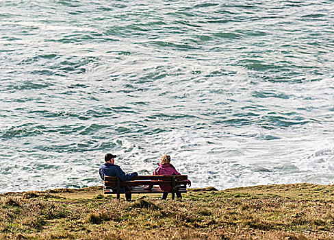 两个人,坐,长椅,远眺,海洋