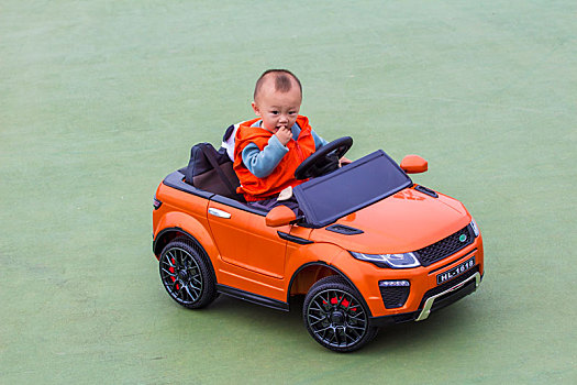开玩具车的宝宝