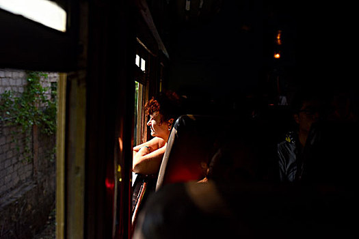 在火车窗边的女人