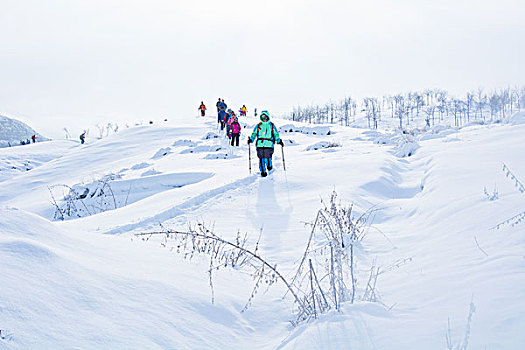 冬天雪地徒步健身