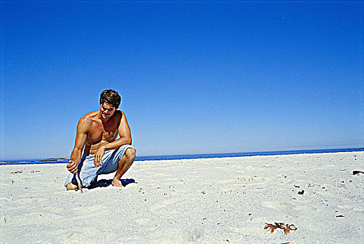 男青年,跪着,沙子,海滩