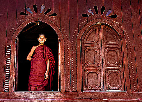 缅甸,年轻,新信徒,僧侣,站立,木质,窗户,寺院
