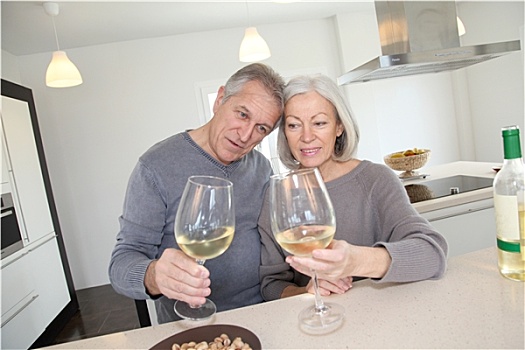 老年,夫妻,喝,葡萄酒,家,厨房