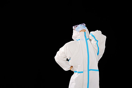 穿醫(yī)用防護(hù)服的女醫(yī)生活動(dòng)身體