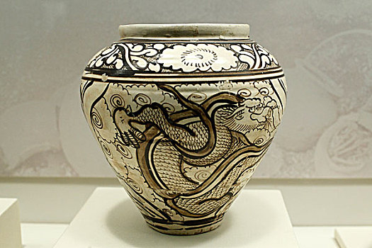 白釉铁彩罐,元代,葫芦岛市博物馆藏