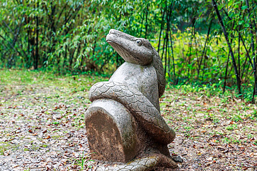 公园内生肖蛇石头雕塑