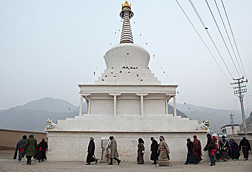 甘肃甘南地区,夏河,拉卜楞寺,白塔,转经的藏民,徐学哲摄影,尼康,年月