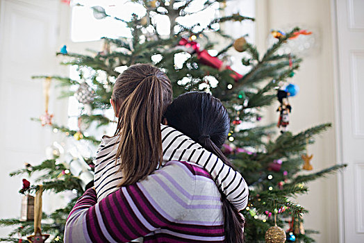 深情,母女,搂抱,正面,圣诞树