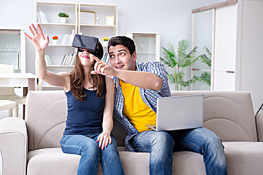 年轻家庭,玩游戏,虚拟现实,眼镜