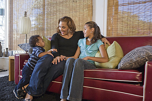 肖像,高兴,美国黑人,家庭,坐,客厅,沙发,室内