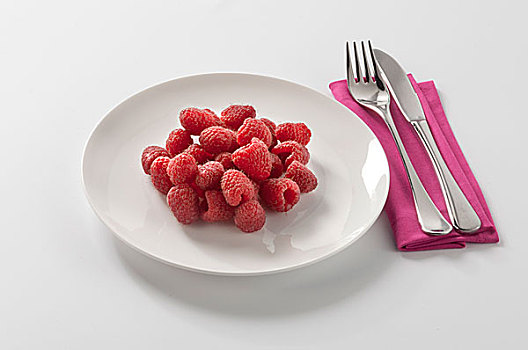 盘子,树莓,白色背景