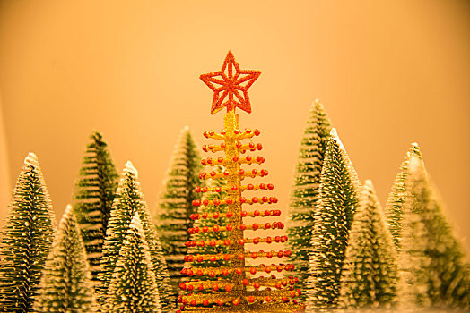 暖色环境中的圣诞树雪松摆件