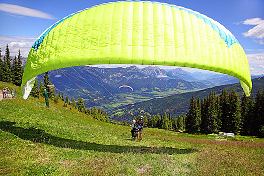 滑翔伞运动者,开始,一前一后,跳跃,斯拉德明,施蒂里亚,奥地利,欧洲