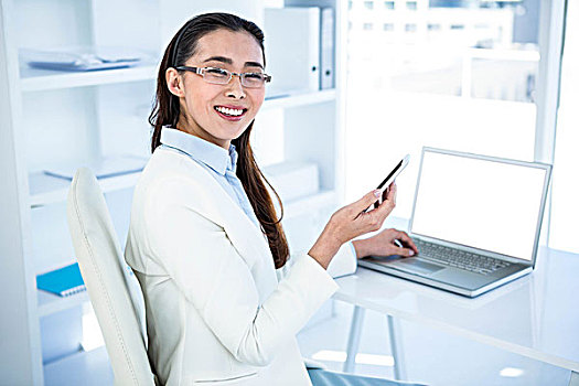 微笑,职业女性,智能手机,笔记本电脑,书桌,工作