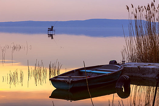 日落,巴拉顿湖,船