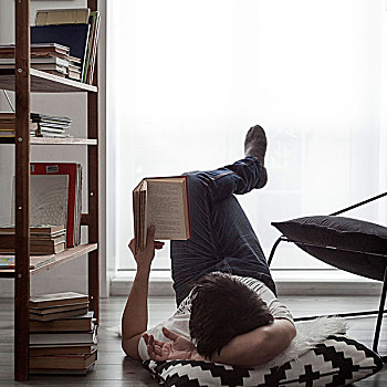 男人,躺着,客厅,地面,读,书本