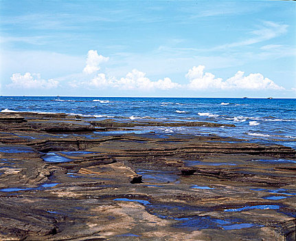 广西北海市涠洲岛上海蚀地貌海滩