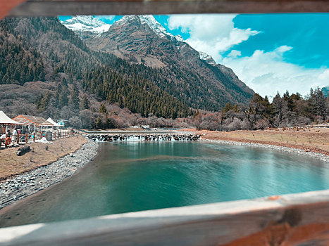 雪山下的河流