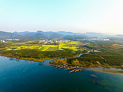 航拍乡村山峰河流油菜花田地