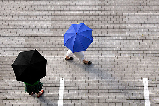 两个女人,伞,走,停车场