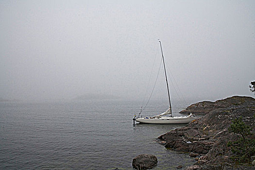 帆船,停泊,岩石,岸边,雾