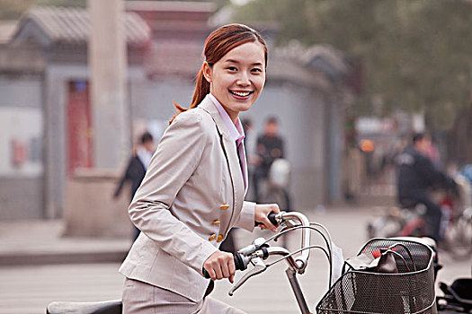 年轻,职业女性,站立,自行车,北京,中国