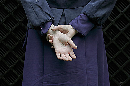 女人,衣服,靛蓝,外套,紫色,连衣裙,背影,手,手腕,水,水滴,左边,袖子