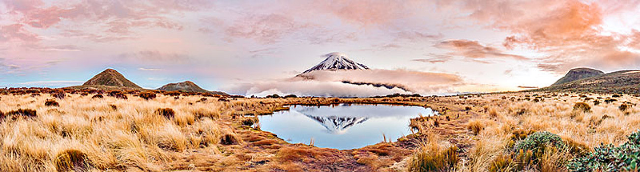 反射,山中小湖,层状火山,塔拉纳基,日落,艾格蒙特国家公园,北岛,新西兰,大洋洲