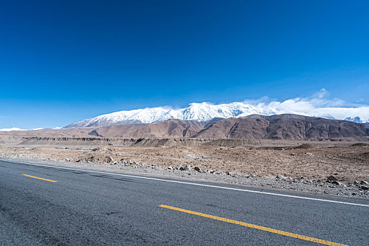 新疆慕士塔格峰道路