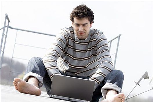 男人,坐,平台,使用笔记本,电脑