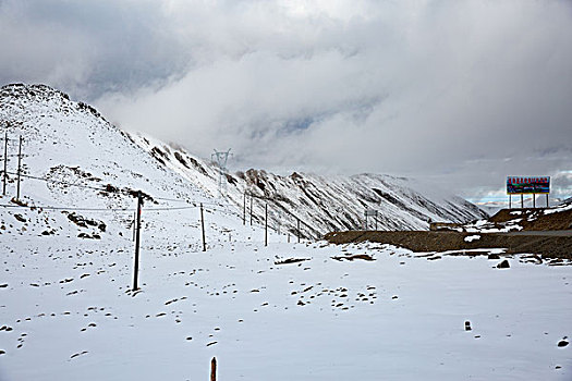 西藏东达山口风光