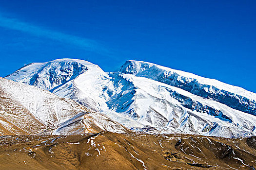 新疆,雪山,蓝天,红山