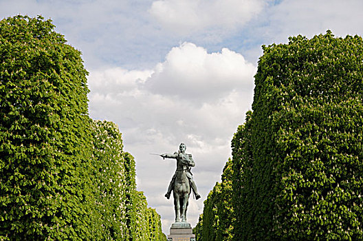 骑马雕像,公共园地,巴黎,法国