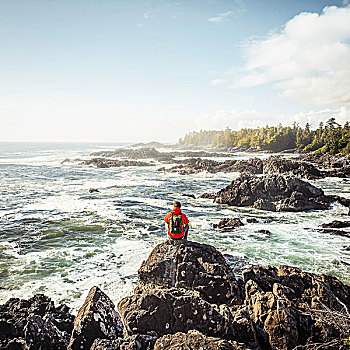 男性,远足,向外看,海洋,岩石海岸,野外,太平洋,小路,温哥华岛,不列颠哥伦比亚省,加拿大